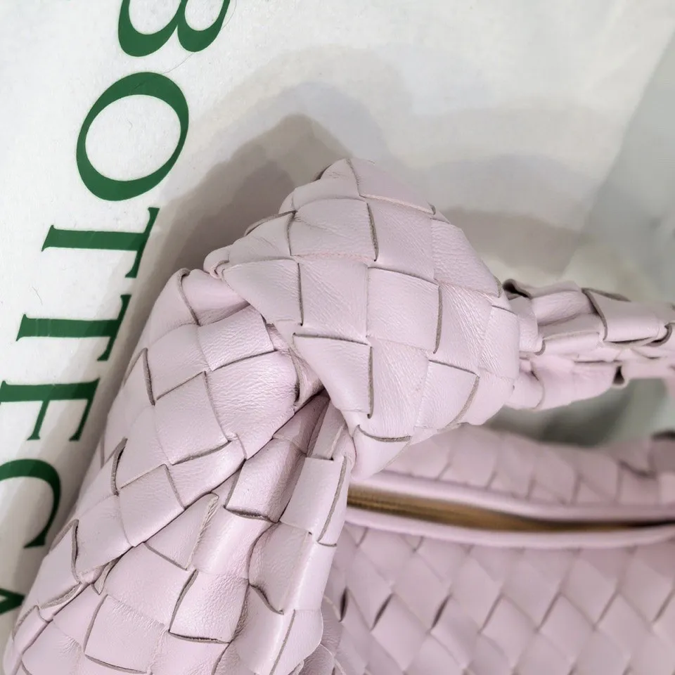 Batch 1120 BV Bottega Veneta's new early spring women's MINI JODIE handbag BV bag 🔥The new method is based on the original rounded corners, knotted with classic woven leather round hobo bag, The most iconic triangular pull-out design, using sheepskin draped soft shape, is super suitable for concave shapes~ Jodie feels really gentle to people, and is definitely the best item for daily matching. It has the same weave, new elements and twists, is compact and versatile, and is the new favorite of street style Internet celebrities! Dimensions: 23x28x8 Model: 6699-1